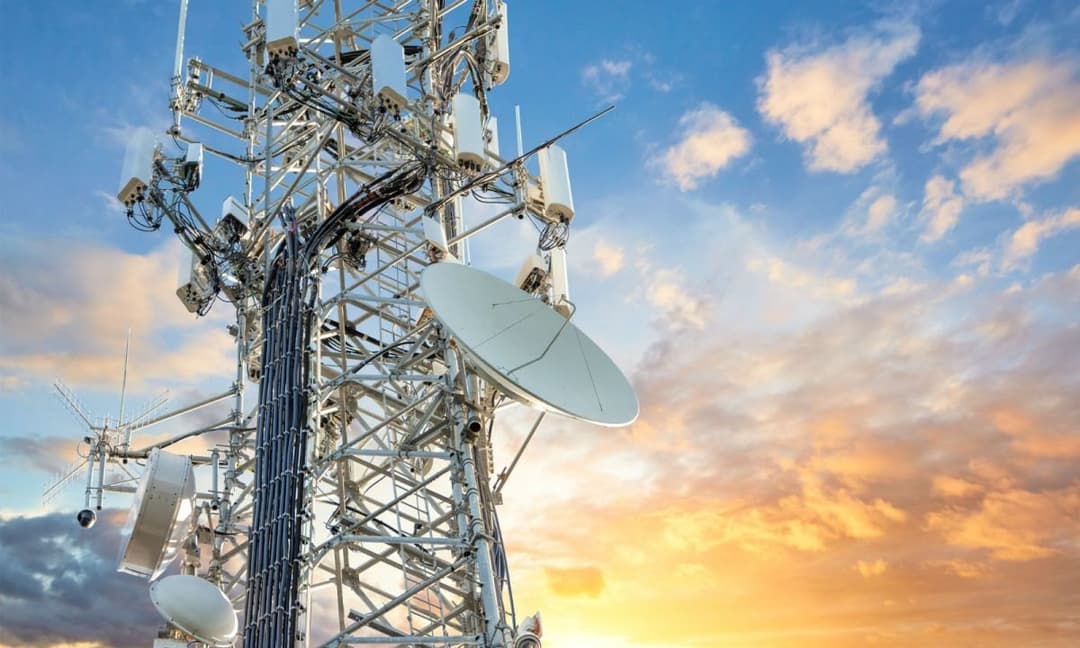 Wieża BTS na tle zachodu słońca